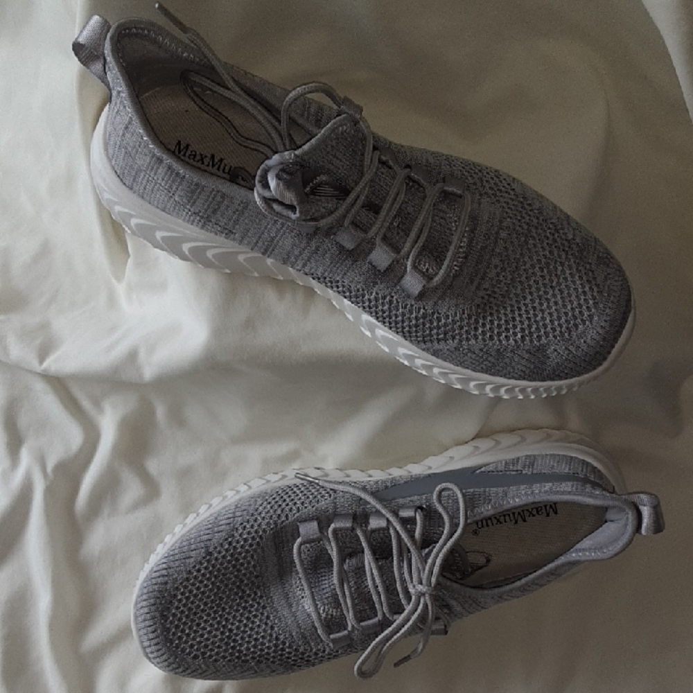 Gray Knit Athletic Shoes with Lightweight Design